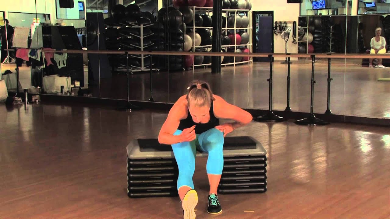 You are currently viewing Hamstring Stretches to Do at the Desk at Work : Dynamic Exercises
