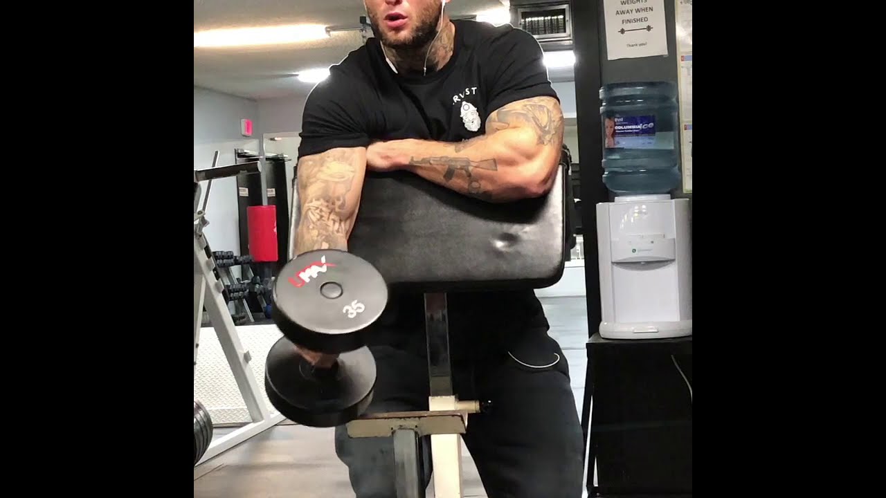 You are currently viewing Bicep superset Preacher curl + hammer curl